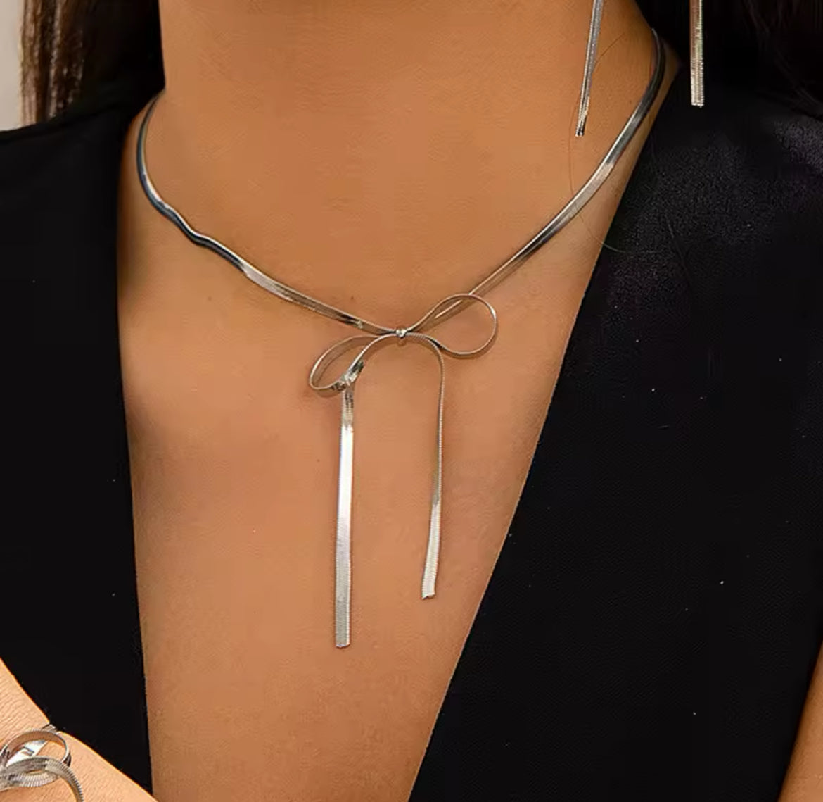Minimal Long Bow Necklace