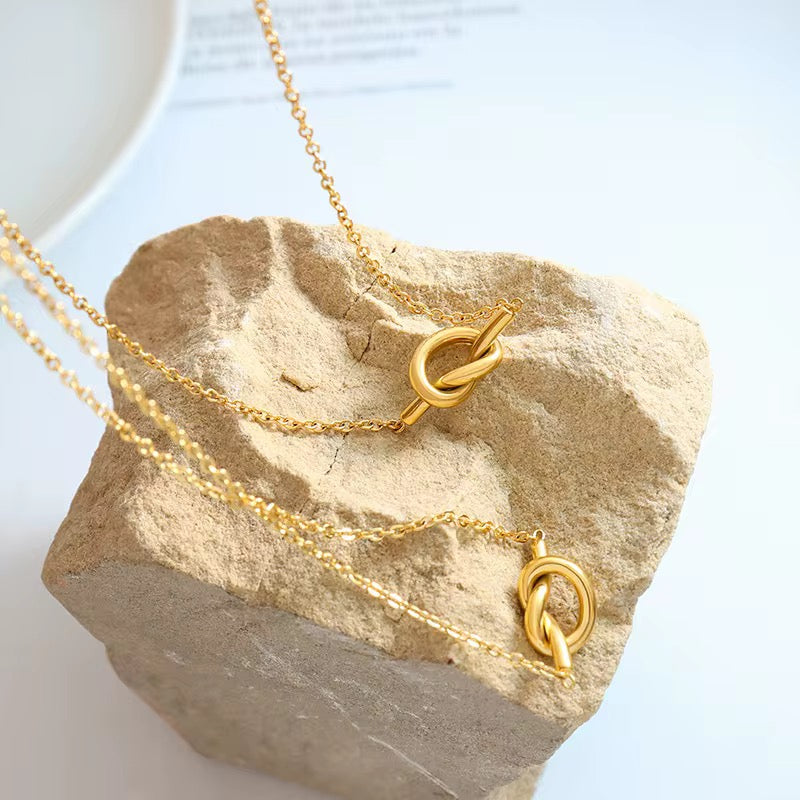 Minimal Knot Necklace