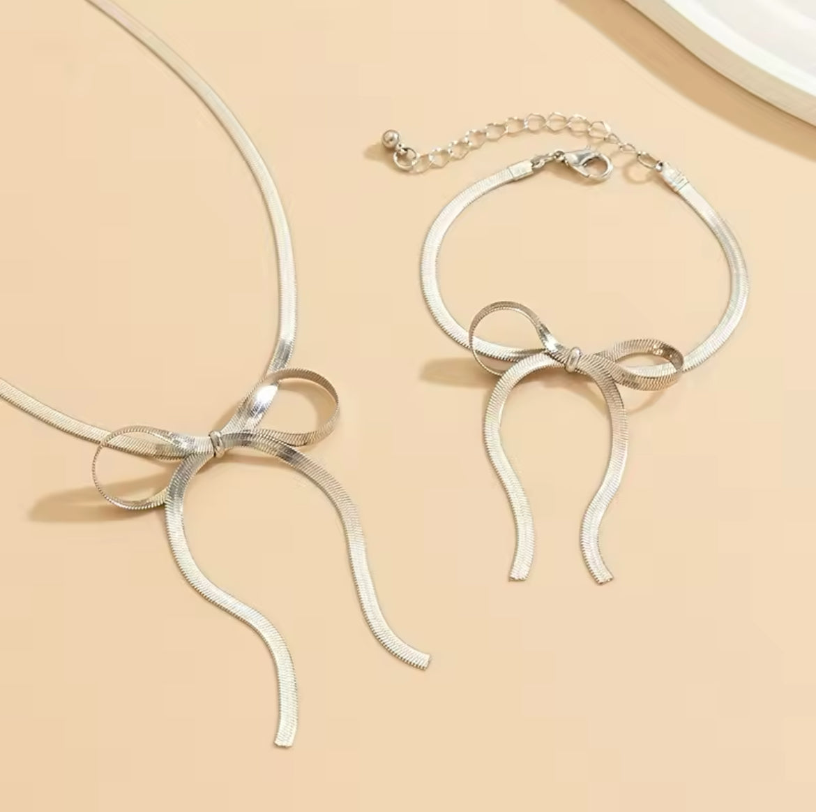 Minimal Long Bow Necklace