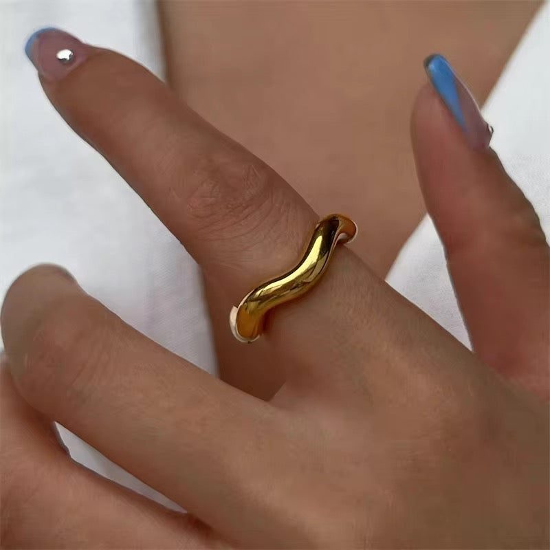 Wind Curve Ring