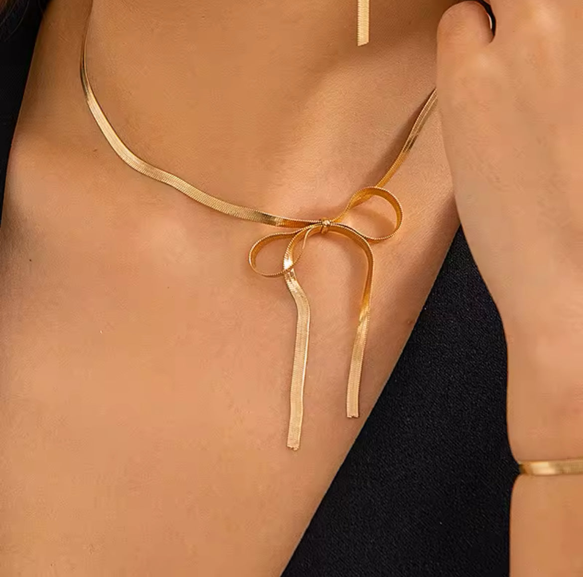Minimal Long Bow Necklace