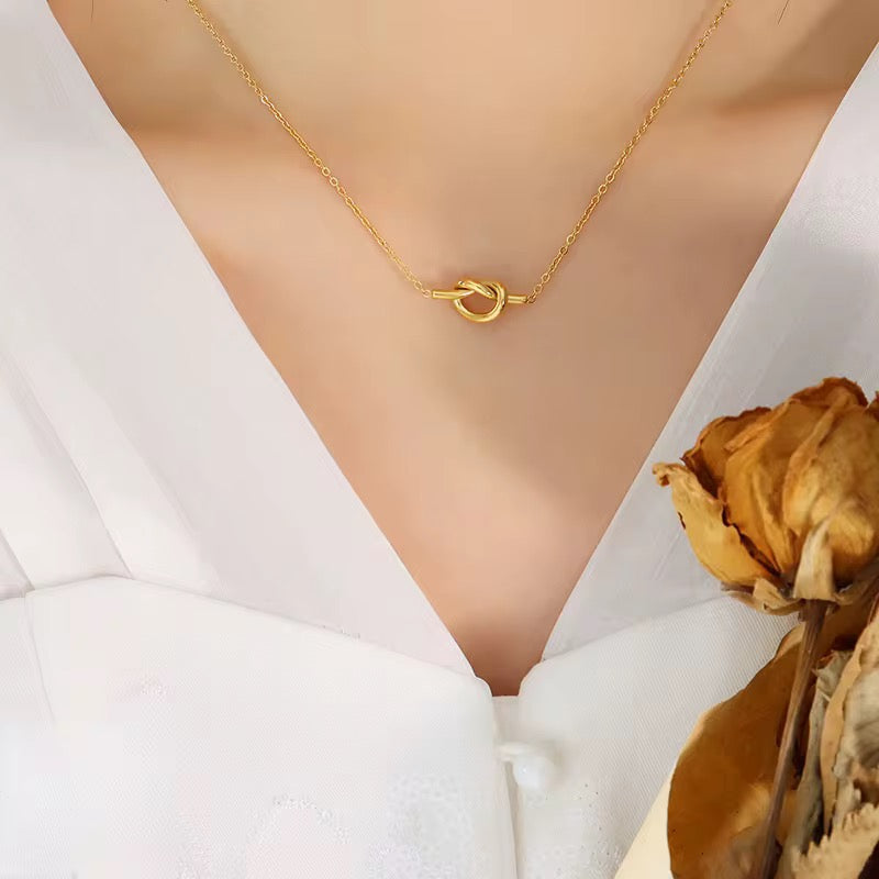 Minimal Knot Necklace