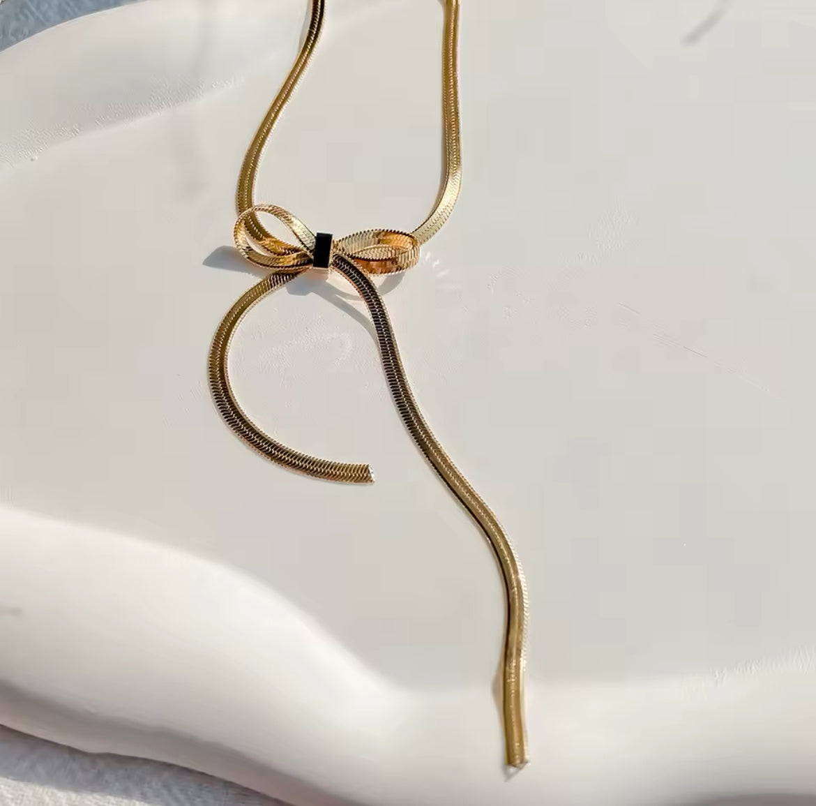 Minimal Long Bow Necklace