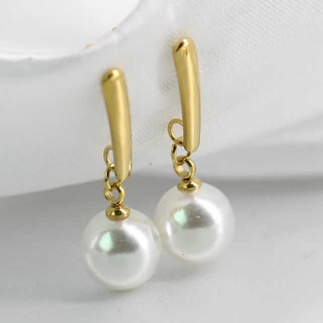 Simple Geometric Pearl Earring