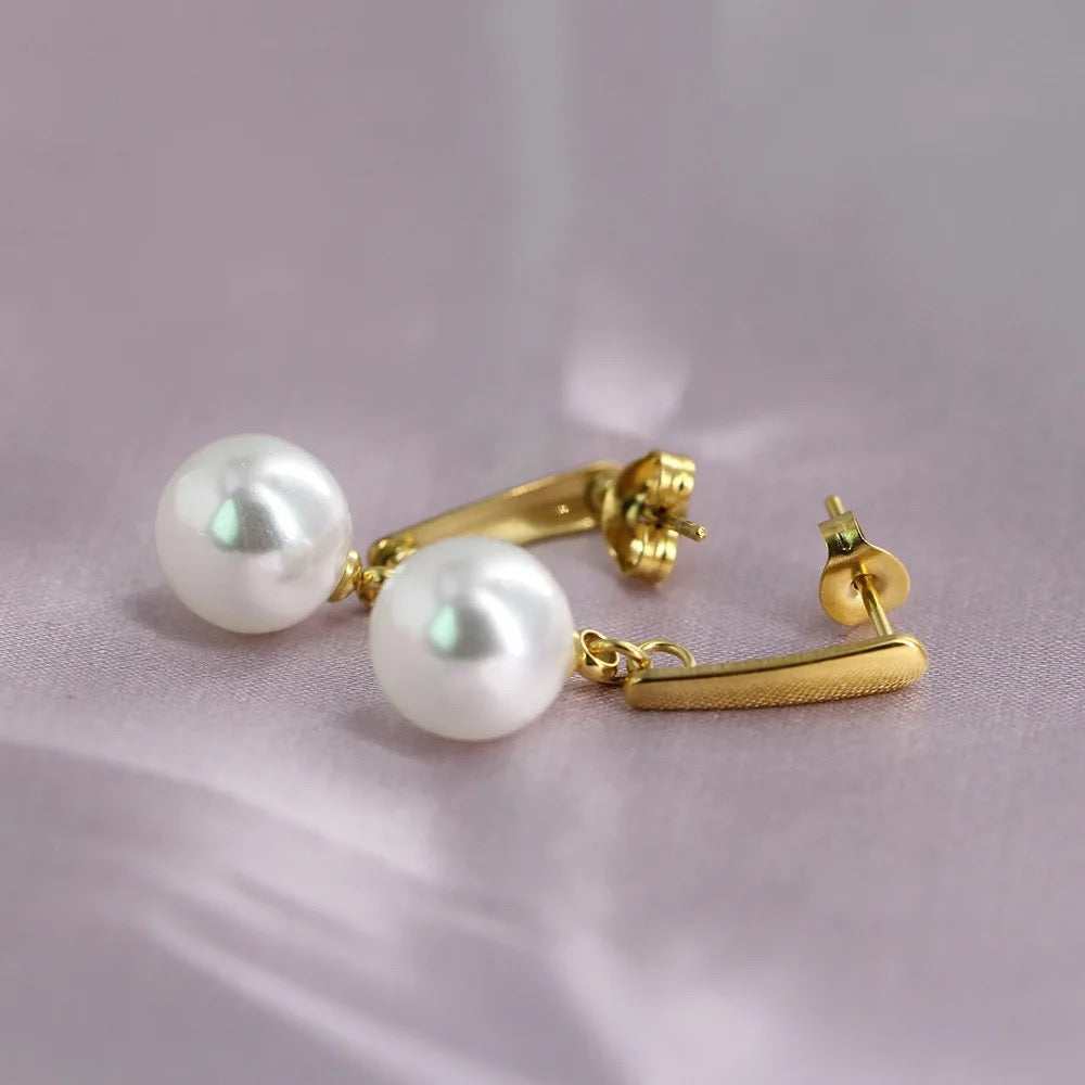 Simple Geometric Pearl Earring