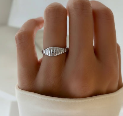 Croissant Thick Dome Ring