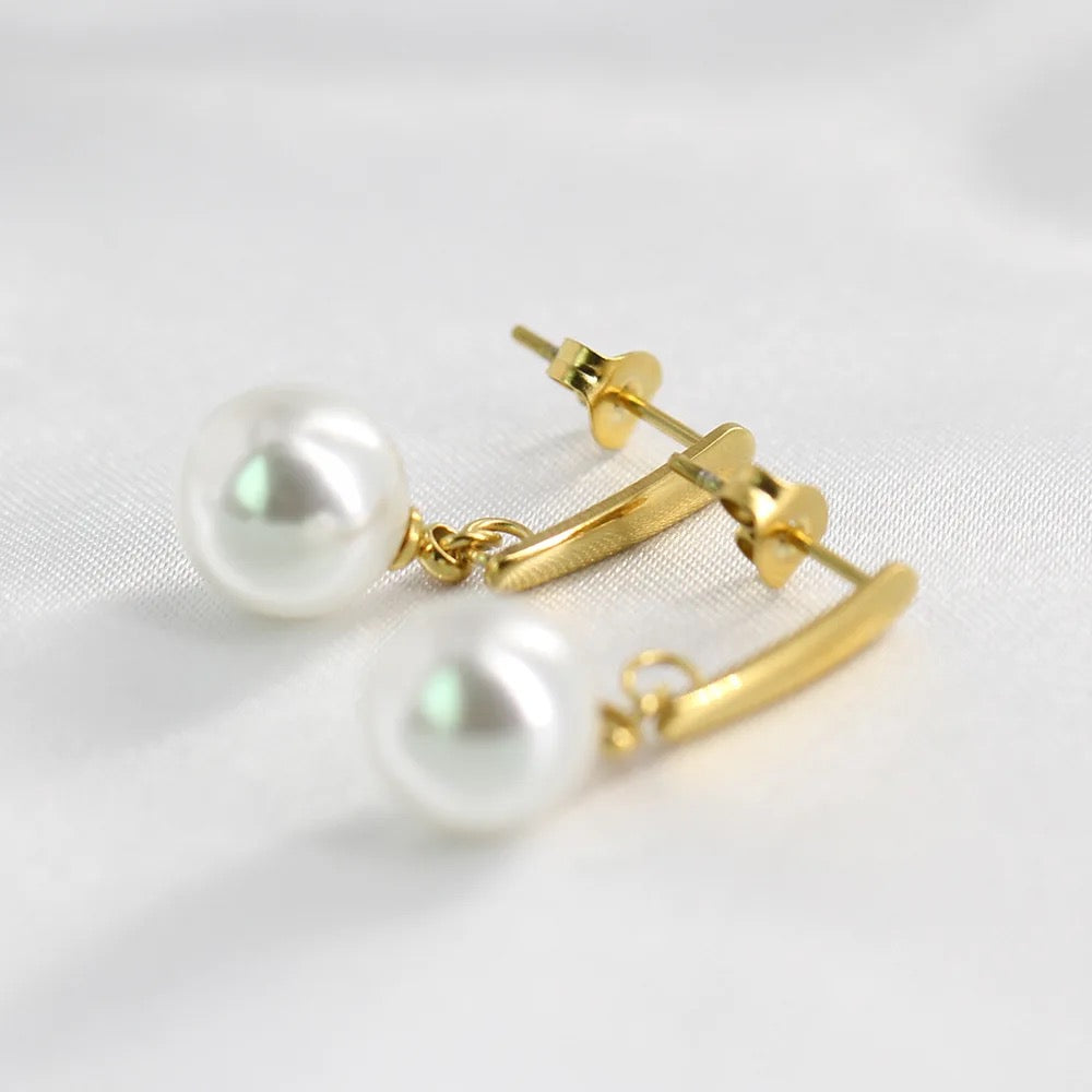 Simple Geometric Pearl Earring